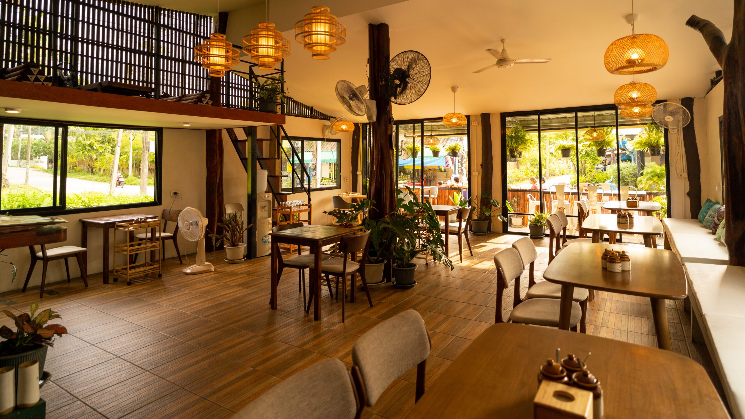 Inside-Restaurant-High-On-Chai-Koh-Tao